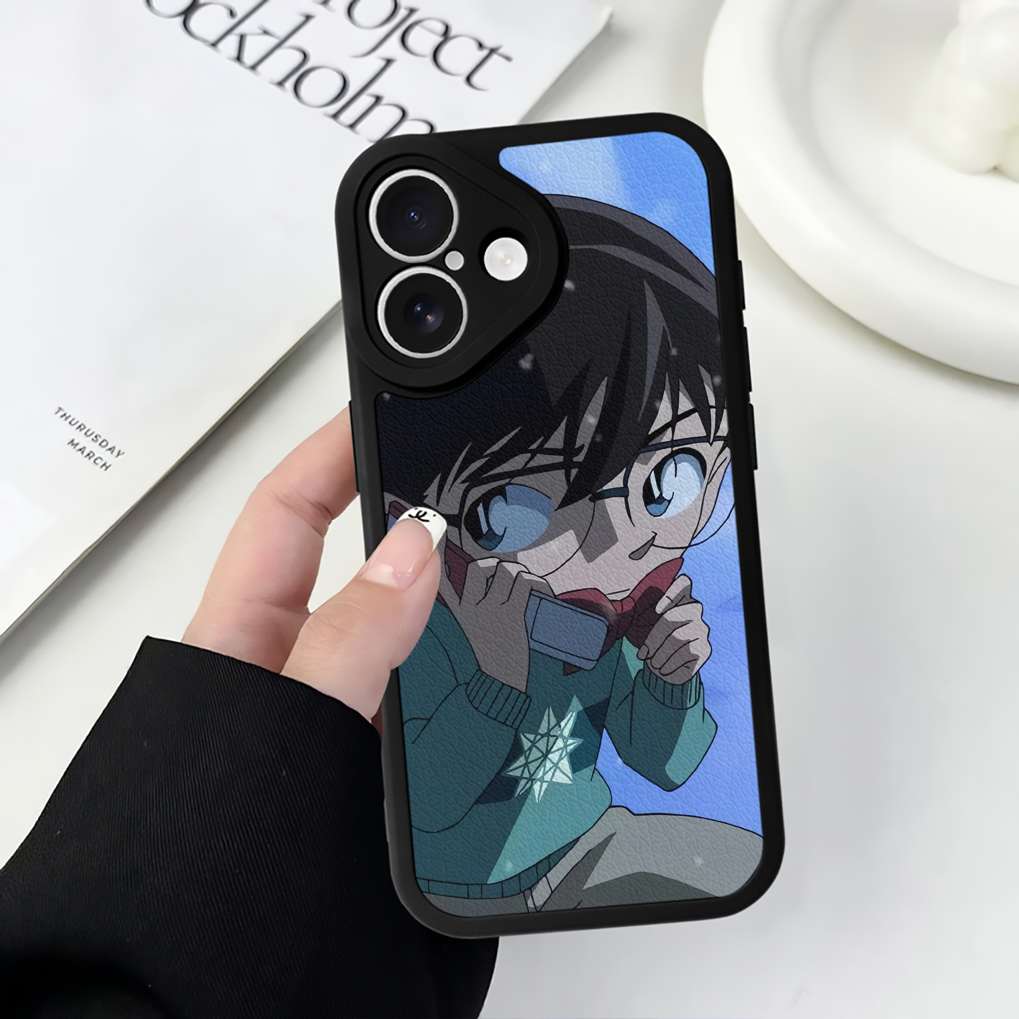 （画像用） 名探偵コナン Detective Conan 【iPhone 16シリーズ対応】シリコンスマホケース（レザー調） 材質：シリコン